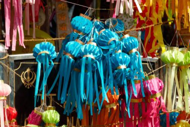 Küçük ölçekli mavi fenerler Akashkandil, Diwali Deepawali festivali, Dadar, Bombay Mumbai, Maharashtra, Hindistan bayramı için dükkanın önünde takılıyor. 