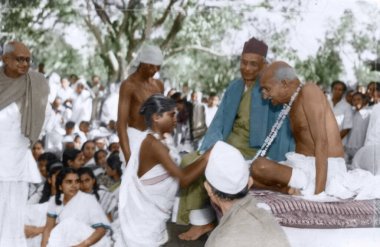 Santal kız Mahatma Gandhi, Santiniketan, Batı Bengal, Hindistan, Asya, 19 Aralık 1945  