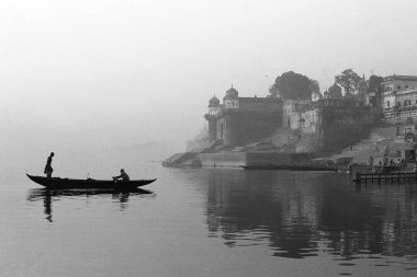 Ganj Nehri 'ndeki tekne Varanasi Uttar Pradesh Hindistan 1982 