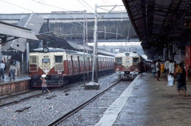 Tren Yolları, Muson Yerel Treni, Bombay Mumbai, Maharashtra, Hindistan