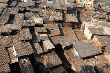 Dharavi gecekondu mahallesi veya kirli bir yerdeki Jhopadpati küçük evleri; Bombay Mumbai; Maharashtra; Hindistan