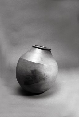 Gri arkaplanda boş seramik vazo