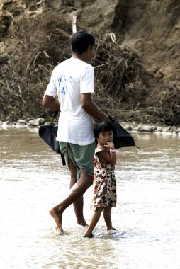 Adam çocuğuyla yürüyor, Chakma kabilesi, Arunachal Pradesh, Hindistan 