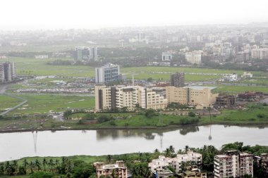 Bombay Mumbai, Maharashtra, Hindistan 'ın orta banliyölerindeki Mithi nehir kompleksi boyunca yer alan Bandra Kurla' daki Dhirubhai Ambani Uluslararası Okulu ve Amerikan Bombay Okulu 'nun havadan görünüşü