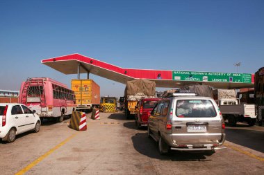 Ulusal otoyol, Gujarat, Hindistan, Asya 'daki Karakolu kontrol et.