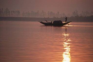 Siluetteki Adam Taşıma Teknesi, Hint Sunderban Ulusal Parkı, Batı Bengal, Hindistan 