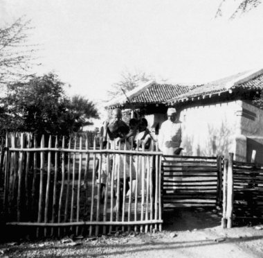 Mahatma Gandhi, Mahadev Desai ve Harilal Gand gelini Saraswati, oğlu Shanti Sevagram Ashram, 1941   