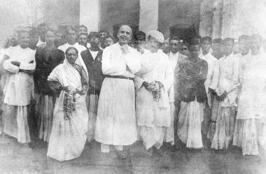 Kasturba ve Mahatma Gandhi, 1915 yılında Hindistan 'a döndükten kısa bir süre sonra bir rahiple birlikte.