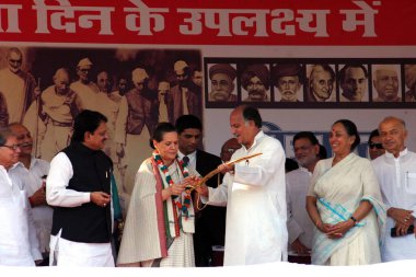Gurudas Kamat kılıcı Sonia Gandhi, Shivaji Park, Mumbai, Maharashtra, Hindistan ve Asya 'ya sundu. 