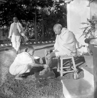 Kasturba Gandhi kocası Mahatma Gandhis 'in ayaklarını yıkıyor, Bardoli, Gujarat, Hindistan, 1939  