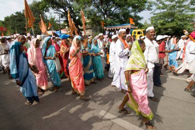 Köylülerden oluşan bir grup, Hindistan, Maharashtra 'daki Alandi' den Pandharpur 'a doğru kutsal yolculukta. 