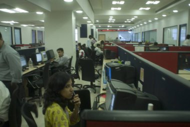 Hindistan 'ın Bombay Mumbai, Maharashtra, Hindistan' daki Multi Emtia Borsasında çalışan insanlar. 