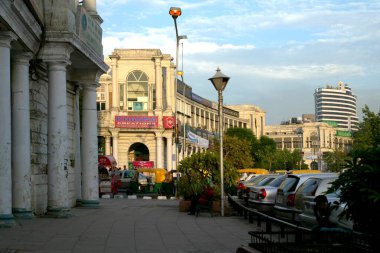 Connaught Place 'deki eski binalar, Yeni Delhi, Hindistan 