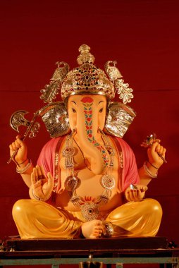 Ganesh Festivali, Pune, Maharashtra ve Hindistan 'da altın ve mücevherden yapılmış tavus kuşu tacıyla Ganesh Ganesh Ganpati' nin putu.