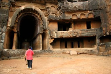 Kral Ashoka, Lonavala, Maharashtra, Hindistan saltanatında inşa edilen Chitya salonuna giren Bhaja mağaralarındaki turist.