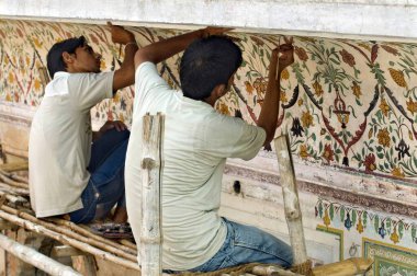 Mansa Devi Tapınağı 'nı resmeden adam Panchkula Punjab Hindistan