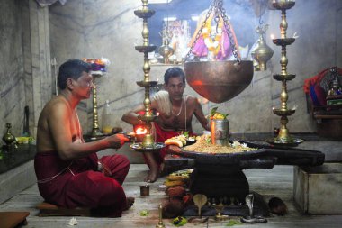 Shri Saptakoteshwar tapınağındaki Shiva Linga 'nın ana tapınağında pooja yapan dindarlar 1668 yılında Chhatrapati Shivaji Maharaj, Miras Anıtı, Goa, Hindistan' ın talimatıyla yenilenmiş olan Lord Shiva 'ya adanmışlardır. 
