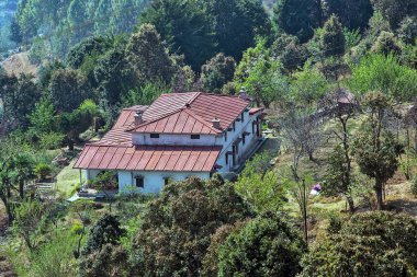 Eğimli çatı katı, Mukteshwar, Nainital, Kumaon, Uttarakhand, Hindistan