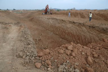 Kanal Nahar, Manghawa, Narsinghpur, Madhya Pradesh, Hindistan 'da bir makine tarafından yapılıyor.