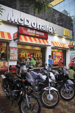 McDonalds ailesinin fast food restoranı J. Boman Behram Yolu, Bombay, Mumbai, Maharashtra, Hindistan 