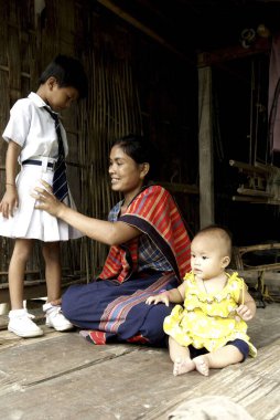 Çocuğunu okula hazırlayan kadın, Chakma kabilesi, Arunachal Pradesh, Hindistan 