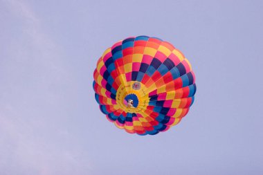 Mavi gökyüzünde sıcak hava balonu