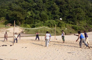 Rajahmundry Andhra Pradesh Hindistan 'da Papi Hills' te voleybol oynuyorlar. 