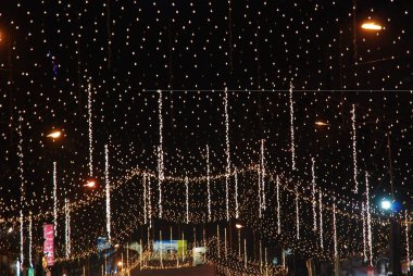 Diwali Işıkları Gece vakti Hint şehrinin caddesinde 