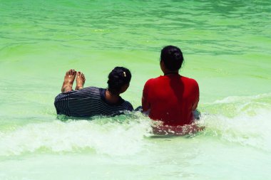 Bayanlar yüzme havuzunda oturuyor, Lonavala, Maharashtra, Hindistan 