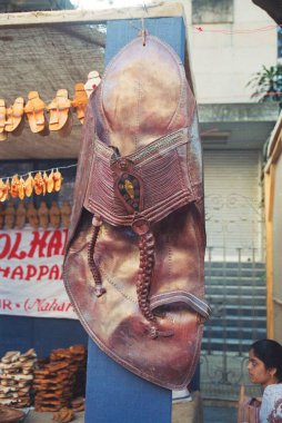 Sokak pazarında el yapımı deri terlik. 