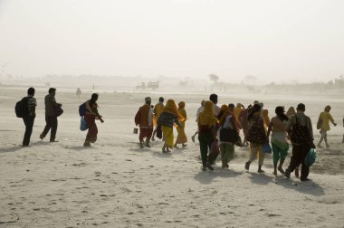 Yamuna nehrinin kıyısındaki hacılar, uttar pradesh, Hindistan, Asya  