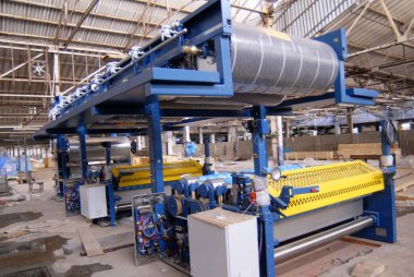 Tekstil fabrikasına yeni makineler kuruluyor; Bombay şimdi Mumbai; Maharashtra; Hindistan