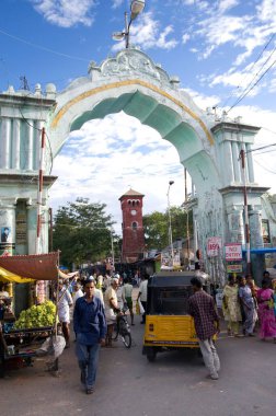 Dekoratif kemer kapısı ve Tiruchirapalli, Tamil Nadu, Hindistan 'daki taş tapınağındaki gözetleme kulesi.