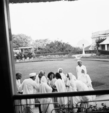 Mahatma Gandhi, Birla House Mumbai, 1945, R. D. Birla, Sushila Nayar, Manu Gandhi 'deki rahibelere ve rahibelere yemek veriyor.  