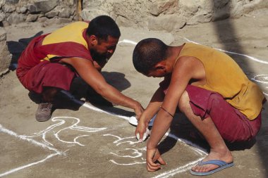 Rangoli yapan Budist Lamas Samtanling Gompa - Sumar Köyü, Nubra Vadisi - Ladakh, Hindistan 