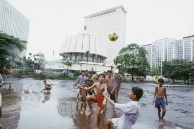 Muson yağmurlarında futbol oynayan çocuklar, Mumbai Bombay, maharashtra, Hindistan