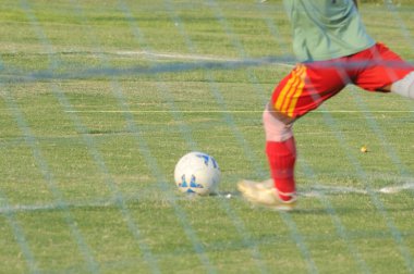 Hintli erkekler gündüz stadyumda futbol oynuyorlar. 