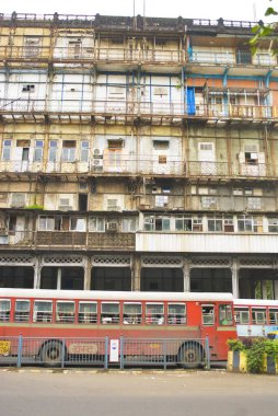 Kalaghoda, Bombay, Bombay, Maharashtra, Hindistan 'daki Elanade Malikânesi' nin yanında duran kırmızı BEST otobüsü. 