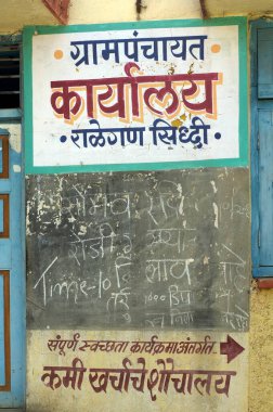 Ralegaon Siddhi 'nin Pune, Maharashtra, Hindistan yakınlarındaki topluluk toplantısı bildirim kurulu.