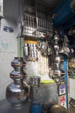 Küçük metal mutfak aletleri dükkanı; Delwada Köyü; Udaipur; Rajasthan; Hindistan