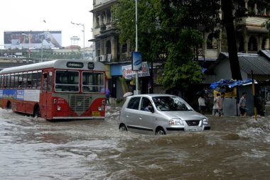 Khodadad Circle, Dadar, Mumbai Bombay, Maharashtra, Hindistan 'da su yolu üzerindeki en iyi otobüsler ve arabalar. 