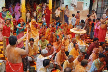 Rangpanchmi 'yi kutlayan rahip ve dindarlar Gangshyamji Tapınağı, Jodhpur, Rajasthan, Hindistan 