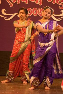 Geleneksel halk dansları yapan kadınlar Lavani, Maharashtra, Hindistan  