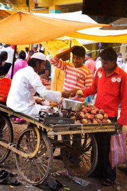 Markette meyve satan adam, Nandur, Marathwada, Maharashtra, Hindistan   