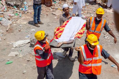 Şanslı bina çöküyor, ölüler taşınıyor, Mumbra, Bombay, Mumbai, Maharashtra, Hindistan 