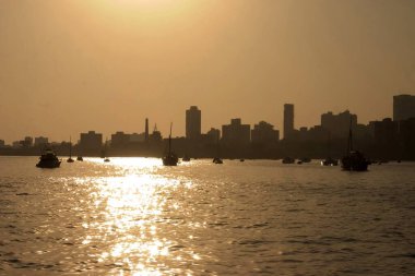 Denize günbatımı manzaralı görünüm 