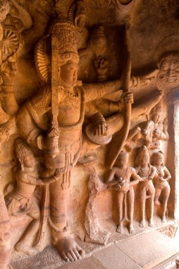 Vamana Avatar Trivikrama 'nın heykeli Vishnu, Badami, Karnataka, Hindistan' a ithaf edilen mağarada.
