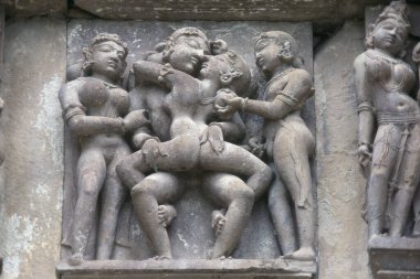 Erotik taş oyması Vishvanatha Tapınağı, Khajuraho, Madhya Pradesh, Hindistan, Asya