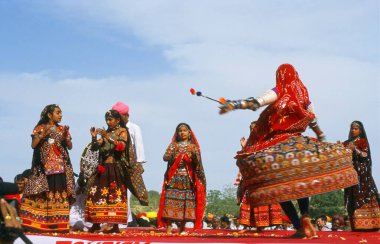 Kadınlar ghoomer dansı yapıyor, Jaisalmer, Rajasthan, Hindistan 