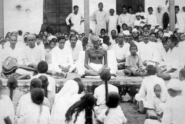 Satiagraha ashram 'da akşam namazında mahatma gandhi. Ahmedabad gujarat Hindistan' da. 